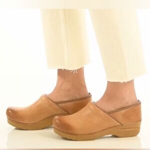 ▪️Dansko Honey Distressed Professional Clogs 38 Wide